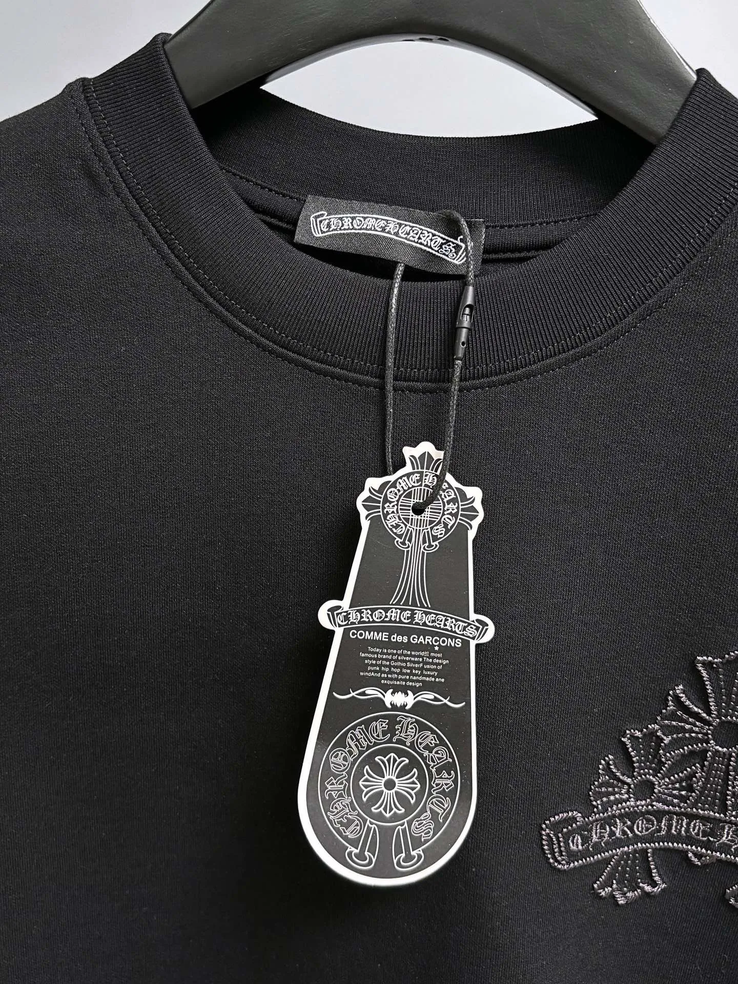 P190 Chrome Hearts* 2꯭0꯭2꯭5 new autumn and winter style ❤️ Original ⌚️ high version Chrome Hearts The fabric is made of 320g high-density modal long-staple cotton. It does not deform or shrink. Process introduction: double thread movement. Chest. The back panel uses overlapping embroidery🪡 process➕the back panel towel rope embroidery process. Color: black SIZE: M-3XL